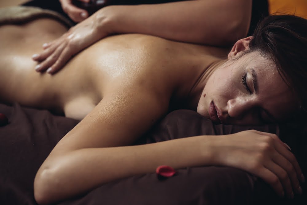 Massagem tântrica: O que é, quais seus benefícios, como fazer? 2